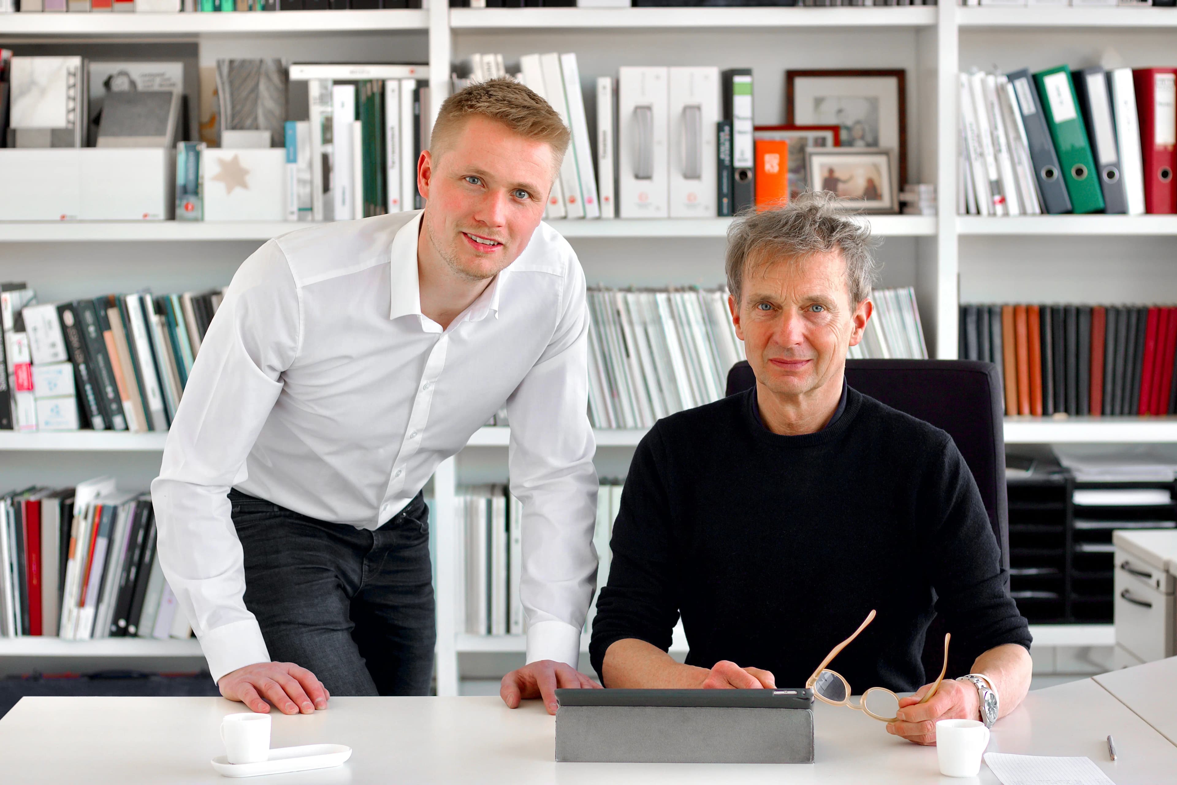 Markus und Lars Bielefeld in der Werkstatt von Fliesen Rothe in Bocholt